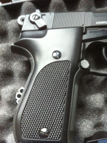 Vendo pistola CO2 de la casa Umarex modelo Walther CP88 a estrenar.
En su maletin con dos cargadores, 01
