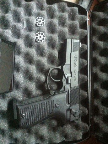 Vendo pistola CO2 de la casa Umarex modelo Walther CP88 a estrenar.
En su maletin con dos cargadores, 00