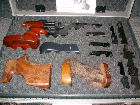 Vendo pistola Walther GSP, calibre 22 y 32. Con 3 empuñaduras, talla “L”, 1 para zurdo, 2 para derecho 02
