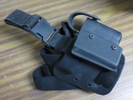 Portacargador simple y doble Safariland, 15 euros unidad. 25 los dos.
Funda de pernera portagranada/cargador 02