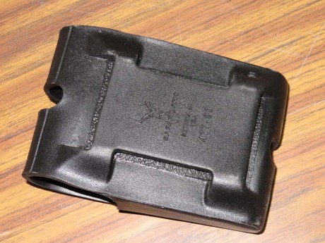 Portacargador simple y doble Safariland, 15 euros unidad. 25 los dos.
Funda de pernera portagranada/cargador 20