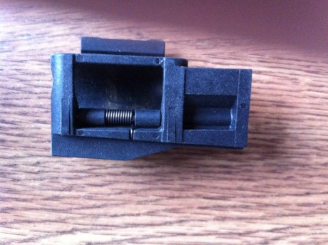 Vendo para Blaser R93, por tenerlos repetidos:

Cargador                             45 €
Cabezal cerrojo 00
