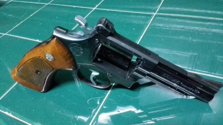 Hola al foro,un amigo me ha pedido que le ponga en venta el siguiente revolver:

LLama Comanche  38 /357

Caja 02