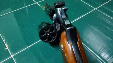 Hola al foro,un amigo me ha pedido que le ponga en venta el siguiente revolver:

LLama Comanche  38 /357

Caja 01
