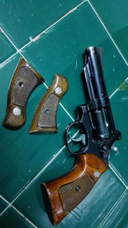 Hola al foro,un amigo me ha pedido que le ponga en venta el siguiente revolver:

LLama Comanche  38 /357

Caja 12