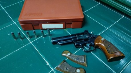 Hola al foro,un amigo me ha pedido que le ponga en venta el siguiente revolver:

LLama Comanche  38 /357

Caja 11