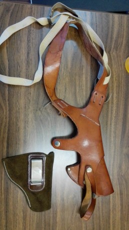 Hola al foro,un amigo me ha pedido que le ponga en venta el siguiente revolver:

LLama Comanche  38 /357

Caja 10