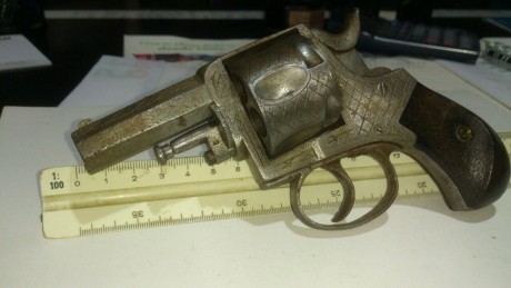 Bueno pues si algun erudito me puede decir que modelo y calibre es este revolver lo he visto y me parece 01