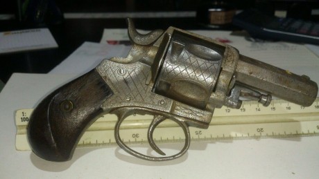 Bueno pues si algun erudito me puede decir que modelo y calibre es este revolver lo he visto y me parece 00