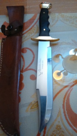 Pues eso, que vendo pequeña coleccion de cuchillos,de momento, todos juntos 100 €. 
Machete marca JUNGLE. 22