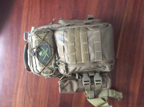 Buenas a todos

vendo una bandolera táctica de la casa Vanquest color Tan
 la competencia directa de Maxpedition. 02