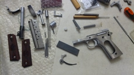 Lo dicho: vendo o cambio esta magnífica pistola de 9mm para. guiada en F, con cachas de cocobolo y disparador 10