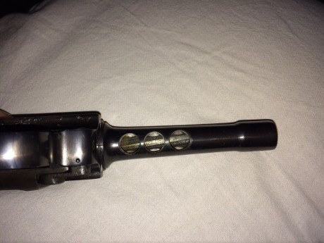 Pongo a la venta esta luger, es original el cargador y el cierre, el cañón y el resto pertenece a la postguerra. 12