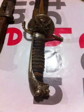 Hola a todos:
Necesito consultar a algún experto en armas blancas de colección si me puede aportar alguna 00