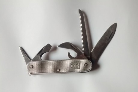 Hola

Tengo una navaja multiusos Aitor, con cachas de aluminio y que tiene:

- Navaja
- Sierra
- Punzón
- 00
