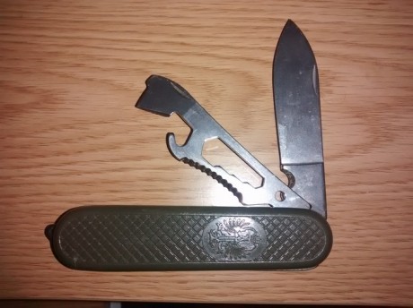 Hola

Tengo una navaja multiusos Aitor, con cachas de aluminio y que tiene:

- Navaja
- Sierra
- Punzón
- 20