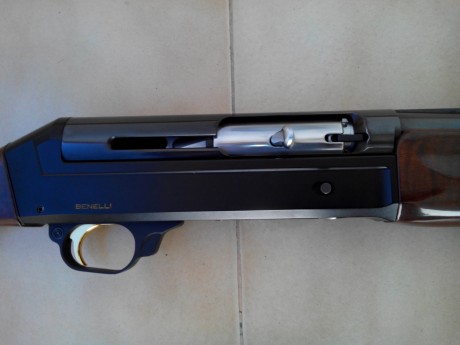 Vendo escopeta repetidora Benelli Premium Superligera, cañón de 66cm. , cinco poli-choques interiores, 01