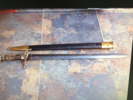 Hola a todos:
Necesito consultar a algún experto en armas blancas de colección si me puede aportar alguna 31