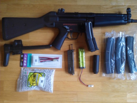 Vendo esta MP 5 de Marui con caja original,  2 culatas, una fija y la otra retráctil, imitación de silenciador, 00
