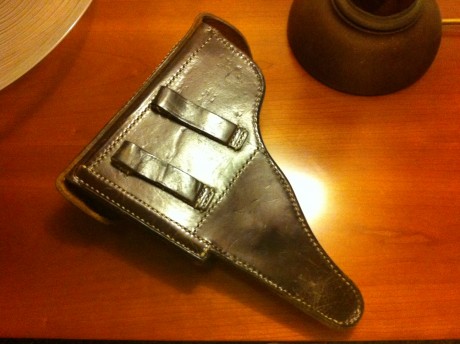 Esta funda de P38 que esta en muy buen estado no puedo identificarla exactamente y como aquí hay verdaderos 01