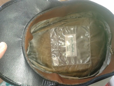 vendo antigua gorra de almirante de la Armada Española  de los años 80,talla mediana. tiene un pequeño 01