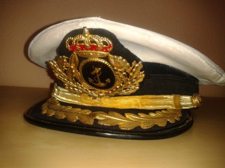 vendo antigua gorra de almirante de la Armada Española  de los años 80,talla mediana. tiene un pequeño 00