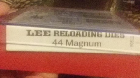 Se venden varias cosas para recargar municion del 44 magnum:
- Die 44 magnum. Precio 30 euros mas portes.
 00