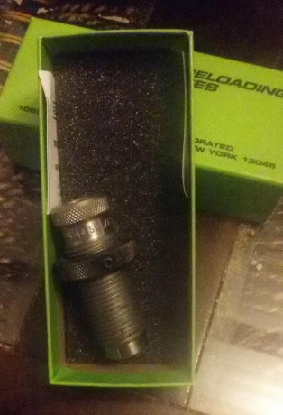Se venden varias cosas para recargar municion del 44 magnum:
- Die 44 magnum. Precio 30 euros mas portes.
 12