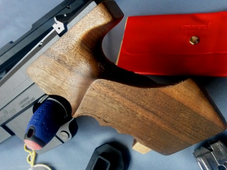 Hola compañeros:

Para hacer hueco y caja para nuevas adquisiciones, pongo a la venta mi estupenda Hammerli 12