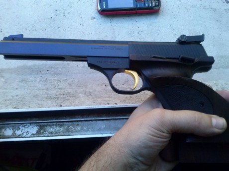 Hola pongo en venta esa pistola,  calibre 22  en perfecto estado, con un cargador y maletin de transporte 00