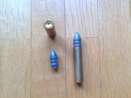 Hola, vendo este rifle de Armi Chiappa, acepta cartuchos de papel y también casquillos de latón, guiada 90