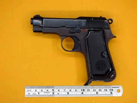 Vendo varias pistolas Incluidas en el Libro de Coleccionista.

Beretta 35 en cal. 7,65  500 € + portes 01