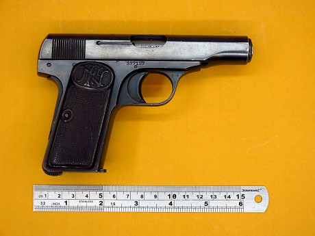 Vendo varias pistolas Incluidas en el Libro de Coleccionista.

Beretta 35 en cal. 7,65  500 € + portes 11