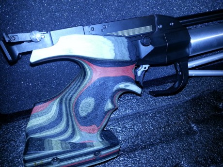 Vendo pistola de aire comprimido Feinwerkbau P40. Está en Santiago de Compostela.

·	Seminueva. Excelente 11