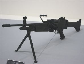 Una pequeñita coreana inspirada en la MINIMI...
Daewoo K3
7 kilos
5,56x45 OTAN 00