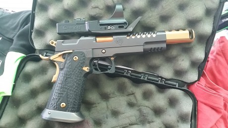 Sti 38super, con 4 cargadores, en perfectisimo estado y funcionamiento. Una maquina de Ipsc open, esta 00