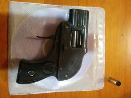 SALUDOS A TODOS. TENGO EN MI PODER UNA PISTOLA DE DOS CAÑONES TIPO DERRINGER QUE PERTENECIO A MI ABUELO. 02