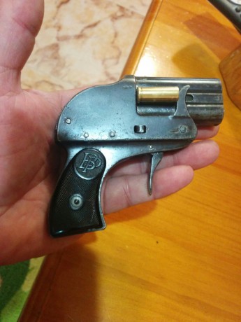 SALUDOS A TODOS. TENGO EN MI PODER UNA PISTOLA DE DOS CAÑONES TIPO DERRINGER QUE PERTENECIO A MI ABUELO. 01