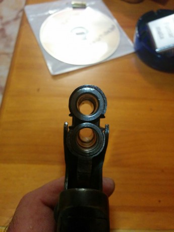 SALUDOS A TODOS. TENGO EN MI PODER UNA PISTOLA DE DOS CAÑONES TIPO DERRINGER QUE PERTENECIO A MI ABUELO. 00