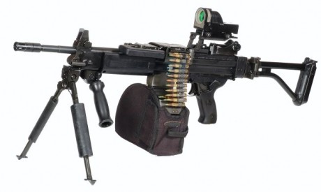 Una pequeñita coreana inspirada en la MINIMI...
Daewoo K3
7 kilos
5,56x45 OTAN 50