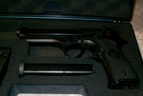 Vendo pistola Beretta 92FS. En muy buen estado. Con 2 cargadores de 15 cartuchos. Se la compré a un compañero 02