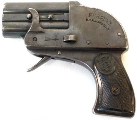 SALUDOS A TODOS. TENGO EN MI PODER UNA PISTOLA DE DOS CAÑONES TIPO DERRINGER QUE PERTENECIO A MI ABUELO. 30