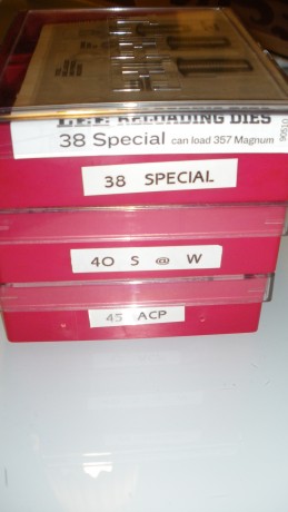 VENDO 2 JUEGOS DE DIES SIN APENAS USO.

JUEGO 4 DIES MARCA LEE DELUXE 45 ACP
JUEGO 4 DIES MARCA LEE DELUXE 02