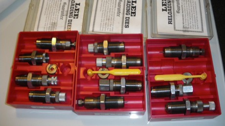 VENDO 2 JUEGOS DE DIES SIN APENAS USO.

JUEGO 4 DIES MARCA LEE DELUXE 45 ACP
JUEGO 4 DIES MARCA LEE DELUXE 01