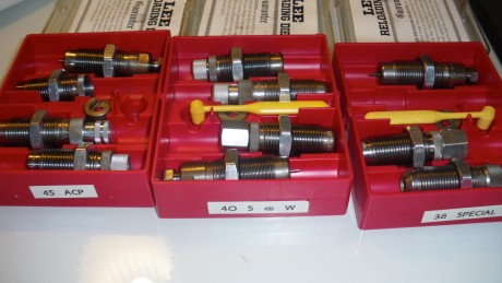 VENDO 2 JUEGOS DE DIES SIN APENAS USO.

JUEGO 4 DIES MARCA LEE DELUXE 45 ACP
JUEGO 4 DIES MARCA LEE DELUXE 00