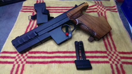 Vendo pistola Hammerli 280 calibre 32 con un cargador y el recogevainas la pistola está en perfectas condiciones 00