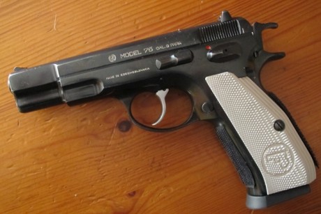 Pongo a la venta CZ 75 (la clásica y original), calibre 9 mm, con 4 cargadores, con muchas piezas de repuesto 30