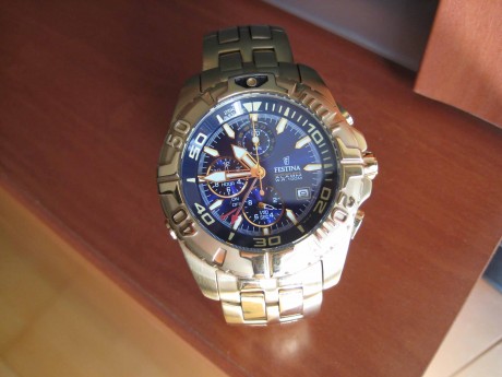 Vendo reloj FESTINA de acero inoxidable, dorado, con cronometro y alarma, sumergible 100 metros, muy robusto 02