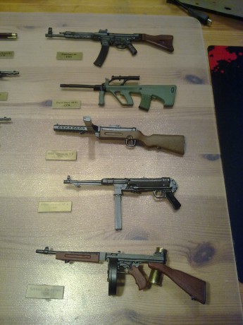 Vendo esta impecable colección de rifles y subfusiles de plomo en miniatura. Son un total de 11 piezas, 02