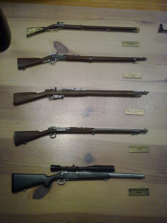 Vendo esta impecable colección de rifles y subfusiles de plomo en miniatura. Son un total de 11 piezas, 01